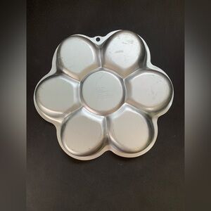 Wilton Daisy Flower Cake Pan 2105-1016